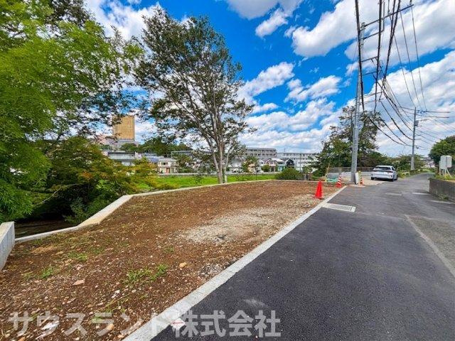 豊かな自然と川のせせらぎを身近に感じられる、お散歩コースにもぴったりの周辺環境です！四季折々の風景を楽しみながら、ご家族で四季の変化を感じられる、心安らぐ穏やかな毎日をお過ごしいただけます。