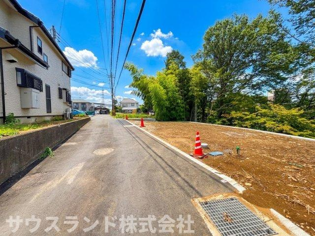 車の通り抜けが少ない静かな前面道路なので、小さなお子様のいるご家庭にも嬉しい環境です！夜も静かで落ち着いており、一日の疲れを癒しながらご家族でゆっくりとリラックスした時間を過ごせますね。