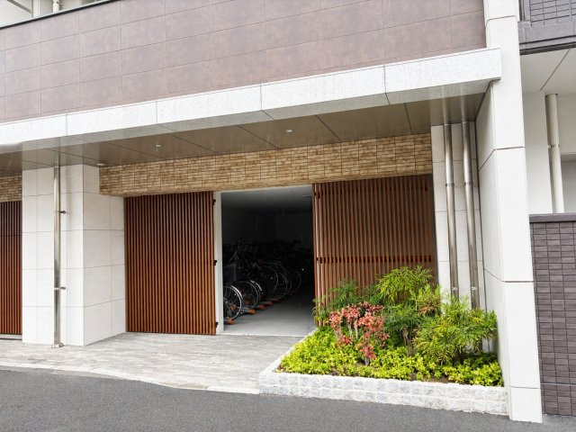手入れの行き届いた植栽。四季の彩りを感じながら帰宅できます