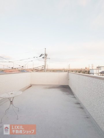 広々としたバルコニーでBBQやティータイムを楽しめます。　ルーフバルコニーからは小山の花火が見える見晴らしの良さも魅力です。