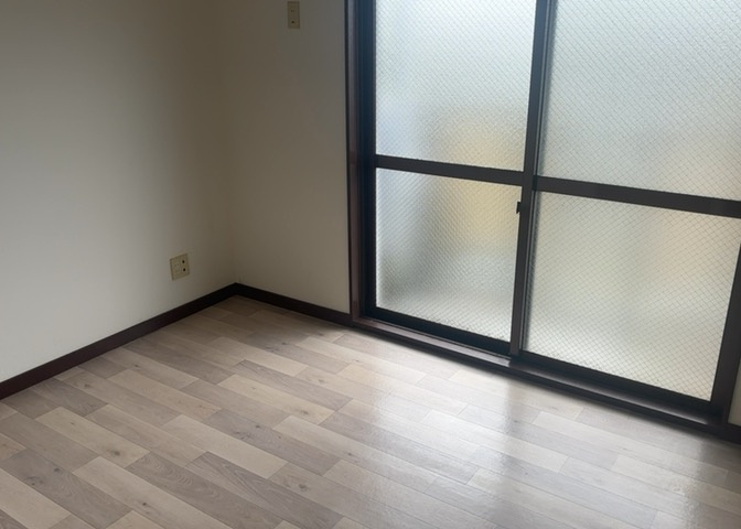 洋室のメリットは重い家具が置きやすく、身の回りが整理しやすいことです。　床がフローリングのため畳とは異なり凹みにくいです。　クローゼットなど収納が豊富で、普段使わない旅行カバンや服の整頓も簡単にです。