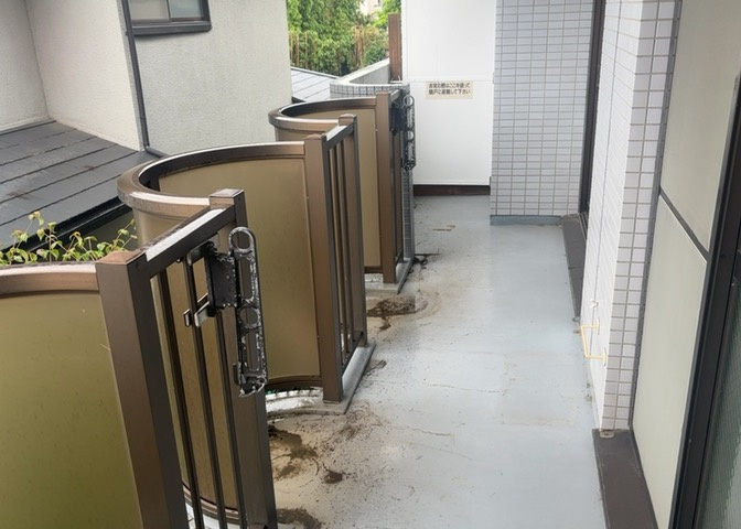バルコニーは、室外の専用スペースのうち、「屋根がなく開放された空間」であるものを指します。ベランダより広いタイプのものが多く、日当たりもよいため家庭菜園などを楽しみたい人にとって適した環境となります。