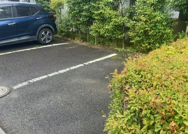 車一台あたりに必要なスペースは、標準サイズの普通自動車で横幅2m50cm、長さ5mは必要になります。ただし、乗降のことも考慮して横幅3m30cm、長さ5m50cmほどは確保できるところを選びましょう。