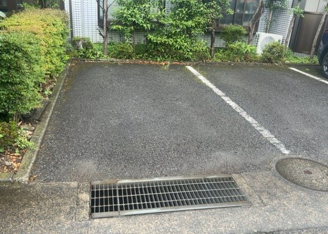 駐車場と明記されていても、最小スペースでつくられた駐車場だと大型車は駐車できなかったり、出入りしにくくなったりする可能性があります。お車のサイズと購入したい物件の駐車場のサイズを現地で確認しましょう。