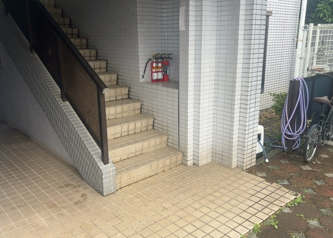 ラウンジは、マンションの共用スペースに椅子やテーブルなどを配置した利用者が寛げる空間です。屋内型ラウンジと屋外型ラウンジがあります。共用部分の管理状況と合わせて、詳細については現地でご確認ください。