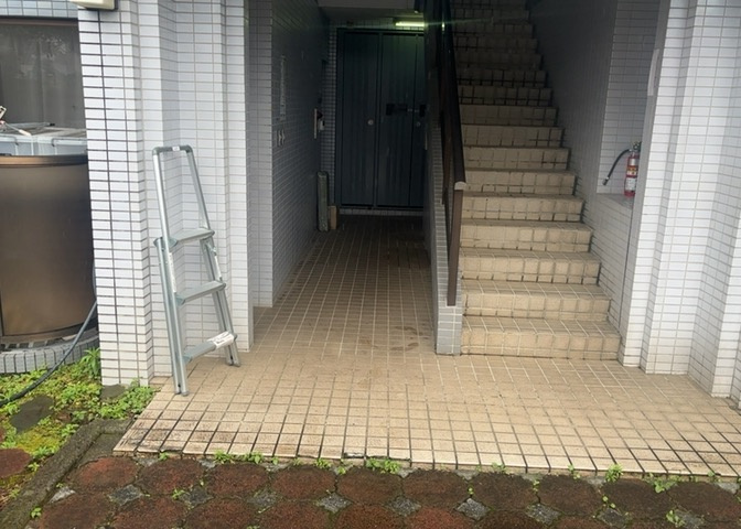 ロビーというと、エントランスと何がちがうの？と思いますよね。実はロビーとエントランスには明確な決まりはありません。物件によっては、エントランスを入って広がるある程度の広さのある空間がロビーとなります。