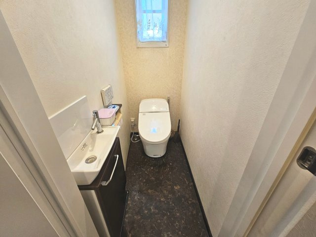 TOTOのローシルエット便器です♪　※AIで画像修正を行っています