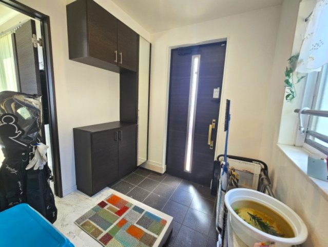 リビングにもシューズクロークにも行き来しやすい玄関です！　※AIで画像修正を行っています