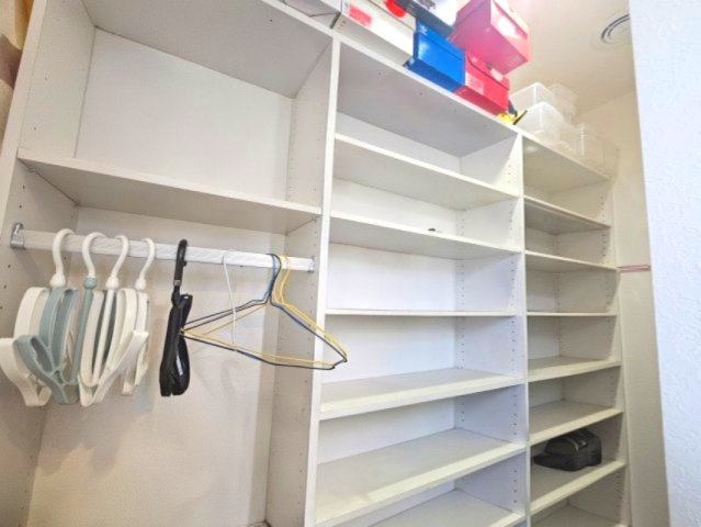 玄関からそのまま行くことができるシューズクロークがあります♪　　※AIで画像修正を行っています