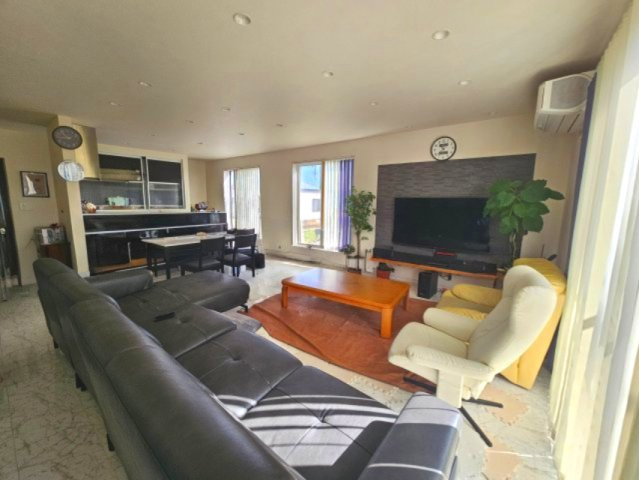 24帖の広々としたリビングで家族団らんの場に！　※AIで画像修正を行っています