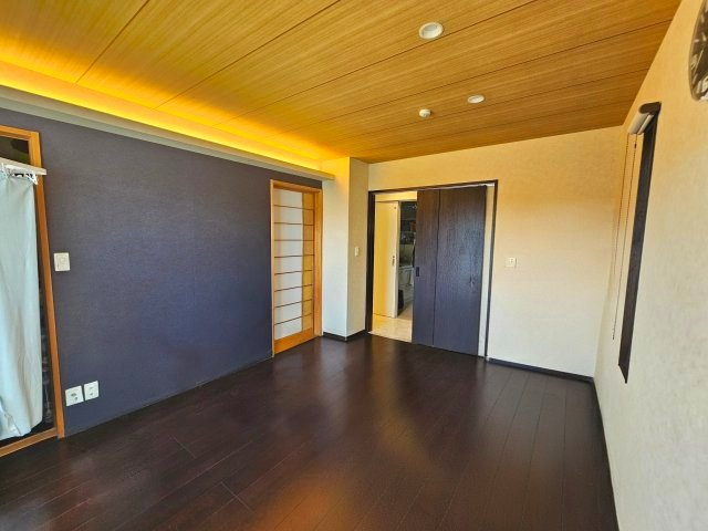 寝室7.7帖＋ウォークインクローゼットがあるので、使いやすいです♪　※AIで画像修正を行っています