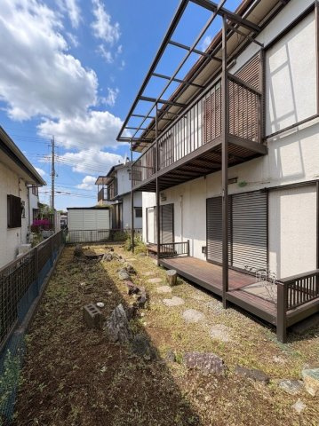 静かな街並みに溶け込むゆとりの土地。建築条件なしだから、理想の間取りやデザインを自由に描けます。家族の未来をこの場所から始めてみませんか