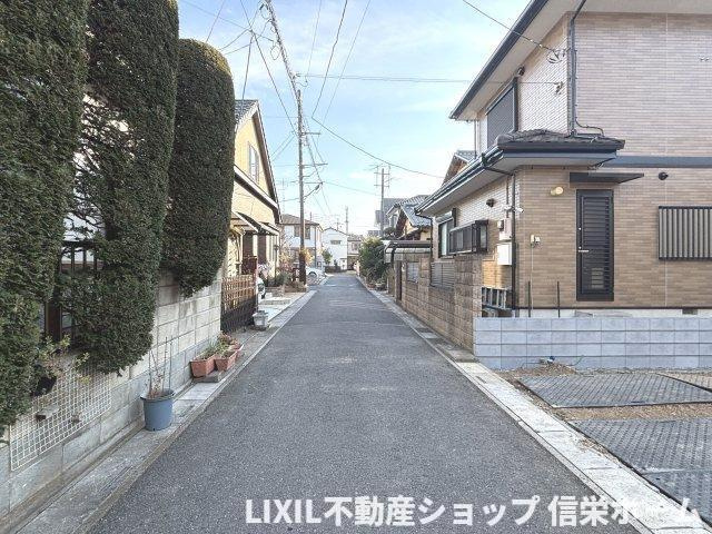 北側から見た前面道路