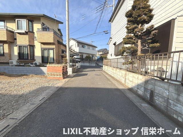 南側から見た前面道路