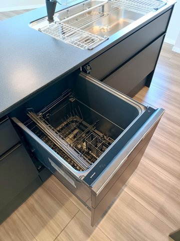 【食器洗い乾燥機】　食器洗い乾燥機付で食器洗いの日々の煩わしさから解放されます。