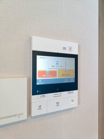 【TVモニター付きインタ－フォン】　来訪者を確認できるＴＶモニター付インターホンでセキュリティ面にも配慮。あると安心感があります。