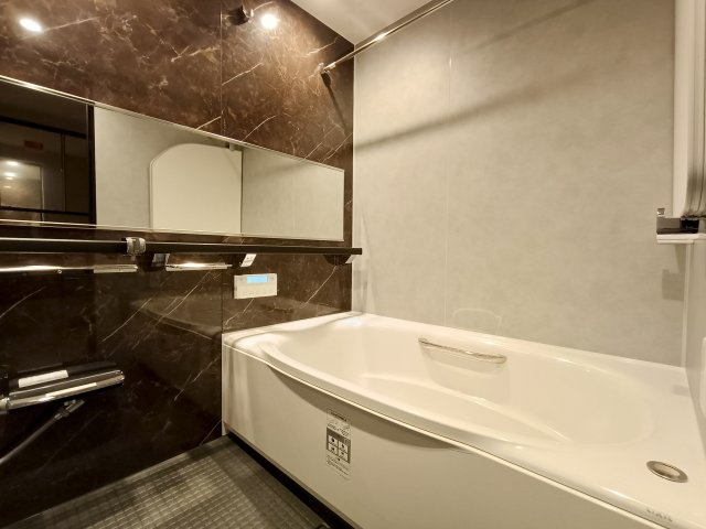 【浴室】　1日の疲れを取り心身を癒すことができる住まいの中のリラクゼーション空間。心からゆったりと寛いでいただけるよう、ゆとりのスペースを確保しております♪