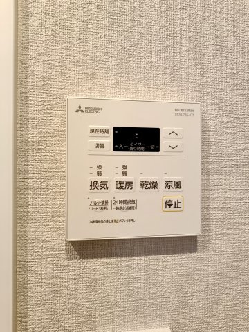 【浴室換気乾燥暖房機】　冬場の冷え込む浴室をあたためたり、梅雨時の洗濯物を乾かしたりと、生活に便利な設備を備えております。