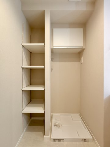 【室内洗濯機置き場】　壁面に棚が造作されています。洗剤のストックやタオルなどを収納できます。