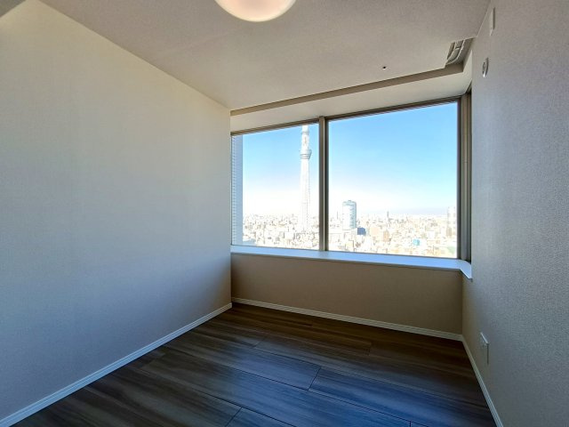 【洋室約6.4帖】　家具の配置のし易い室内です。趣味の部屋としても充分な広さを確保しております。