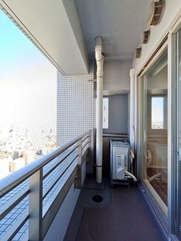 【バルコニー】　陽を遮るような高い建物がなく、陽当たり良好です。