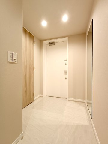 【玄関】　白でまとめられた清潔感のある玄関。住戸の顔として、いつでも整えておきたい空間に嬉しい大容量の収納がございます。