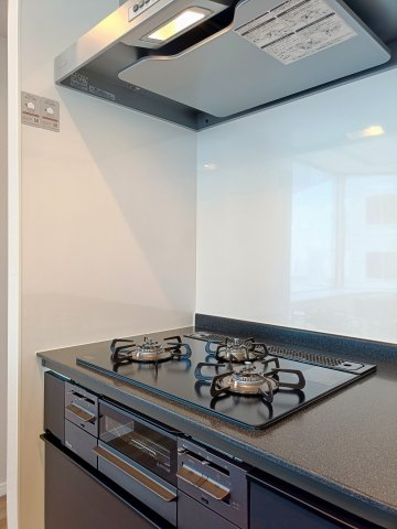 【3口ガスコンロ】　3口コンロ、グリル付きでお料理のレパートリーも増えそうです。