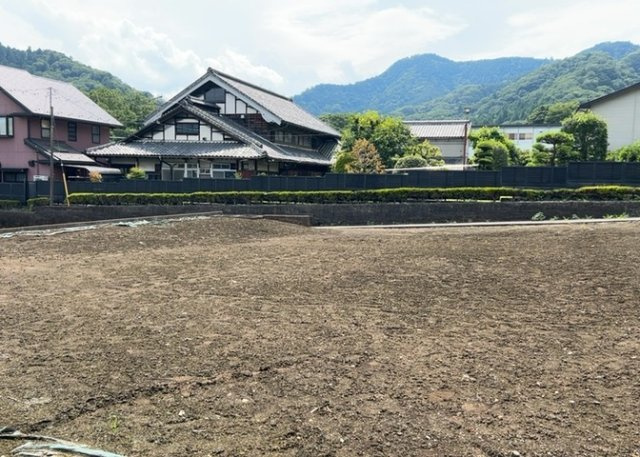 土地の形が極端に長細かったり、狭小地、あるいは道路との高低差がある傾斜地だった場合、後々売ろうとしても買い手がつかない場合もあります。後々、売却することになった時に価値の下がらない土地を選びましょう。