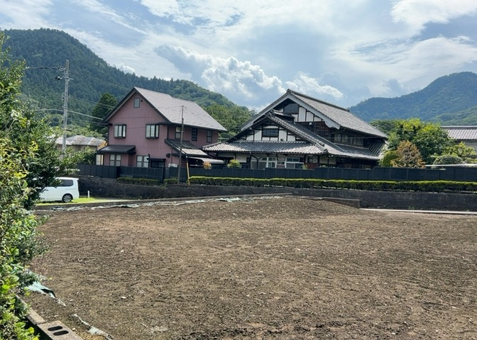 土地の面積＝住宅面積ではありません。建ぺい率の問題などで、土地のある場所によって住宅を建てられる面積は限られています。高さもしかり、「土地」という言葉の中には、建築条件も含まれると考えておきましょう。