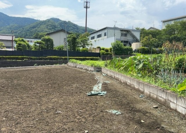 家を建てる場合、方位は要チェックです。現実的に日当たりのよい家ならばリビングは南側、建築基準法でも北側に当たる家への配慮は求められています。土地を見学に行く際は、方位磁針を持って行くようにしましょう。