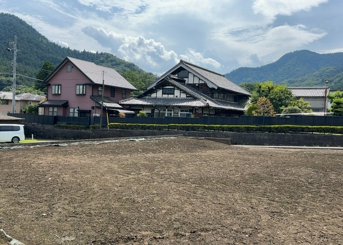 土地を買う際、住む地域の自治体や福祉の補助制度にも注目してみましょう。子供や老人の医療補助やゴミ出しのルールなど、自治体によってルールに大きな違いがあるため、暮らしやすい土地で判断するとよいでしょう。