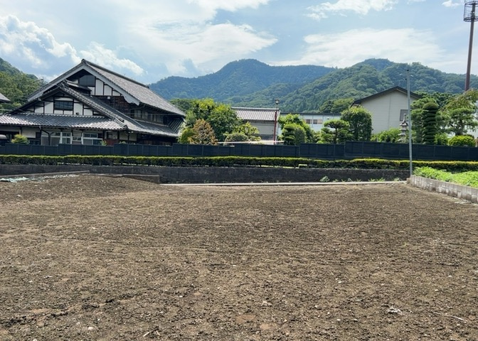 土地の前の道路に消火栓が設置されていることがあります。この場合、道路交通法第45条第1項により、駐車禁止の場所が指定されています。そのため、車庫などの駐車スペースをつくることができない場合があります。