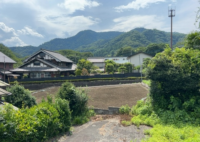 現地に行くなら、物件の周囲の地形がどうなっているかを見ることも大切です。周辺より低くなっている土地では、大雨などで水が集まりやすいため、地盤が弱くなっているということも考えられるため、注意が必要です。