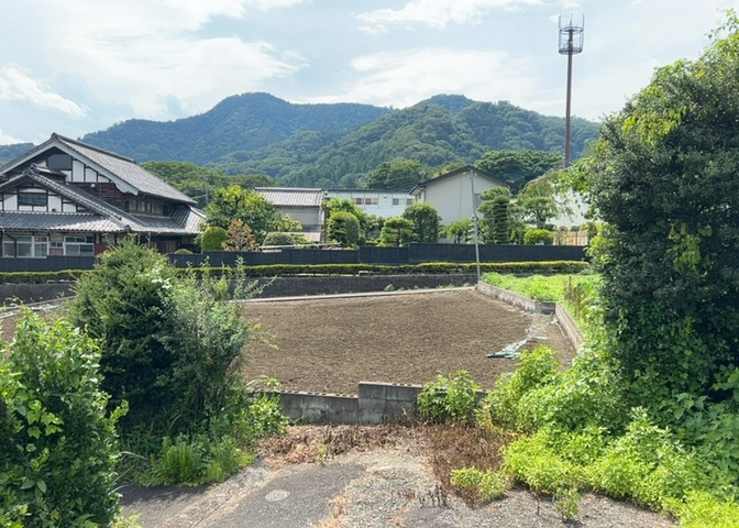 隣家の土地はどうなっているのか、生活利便施設が近くにあるのか、学校まで近いかなど、お客様のライフスタイルにあわせたイメージが重要です。また、近くにあると困る施設が近くにないかも確認するといいでしょう。
