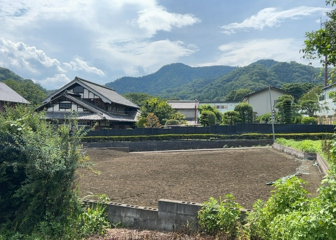 土地購入を検討されている場合、境界杭がない状態で購入してしまうと境界確定測量をする必要があり、費用がかかります。購入の前に、売主、隣土地所有者立ち合いのもと境界を確定し境界杭を設置するのがベストです。