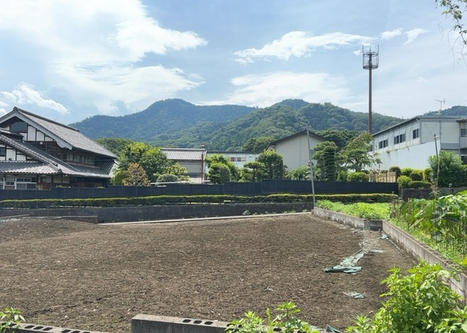 家を建てる前提で土地を探している場合、地盤の丈夫さは譲れない条件の一つです。地盤が脆弱だと追加工事が必要となります。また、過去に地盤沈下や液状化現象を起こした土地は、できるだけ避けた方がいいでしょう。
