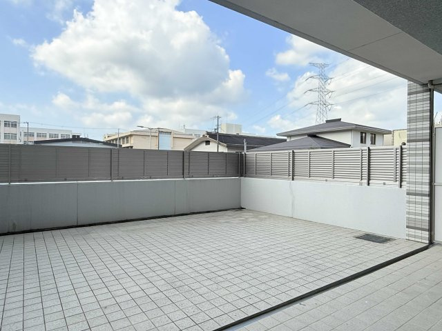 1階ならではのテラス。マンションに住みながらお庭空間を持つことが出来ます