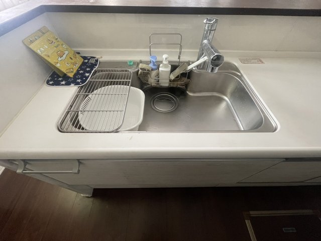 広めのシンクで、大きな鍋やフライパンも洗いやすい使い勝手の良いキッチンです。水はねがしにくい深さとゆとりのある作業スペースで、毎日の家事がスムーズに進みます。お料理や片付けが快適にできるシンクです。