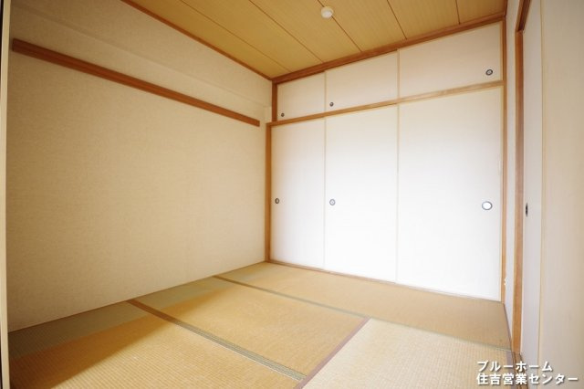 4.5帖の和室です。押し入れは奥行はしっかりあります！