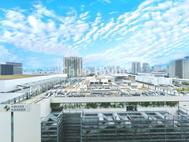 手を伸ばせば、ふれることが出来そうな環境が、そのままインテリアになったような印象です。その豊かな眺望にふさわしい空間には、通風・採光にも優れ、心地よい光と風があふれています