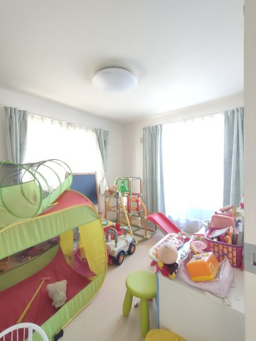 【洋室】　お子様の勉強部屋、書斎など使い方を想像しながらぜひご覧ください。