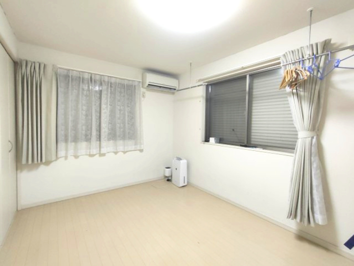 【納戸　7.2帖】　納戸とは建築基準法で「居室」の採光・通風の基準を満たしていないお部屋のこと。通常のお部屋としてもお使いいただけます。