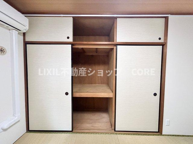 奥行きもあるので、収納ボックスをそのまま押入の中へ。部屋にものが出ずスッキリ。