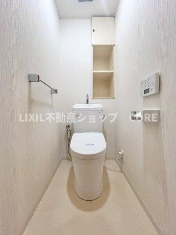 見た目もスッキリとしたデザインのトイレには温水洗浄暖房便座付き。