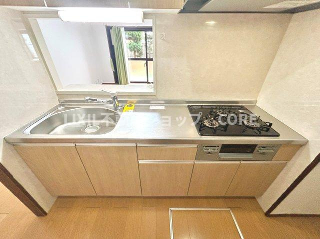 沢山の調理器具や調味料が収納でき、大きな流しもついてます　毎日のお料理が楽しみです。