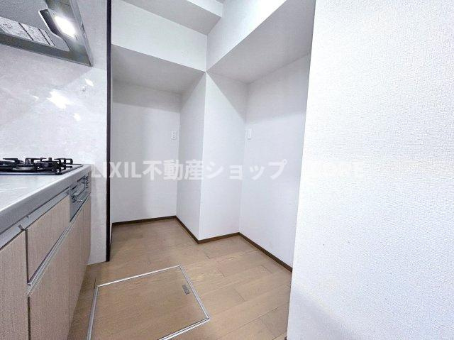 キッチン床部分には床下収納もあるので買い込んだストックや保存食なども保管できて便利。