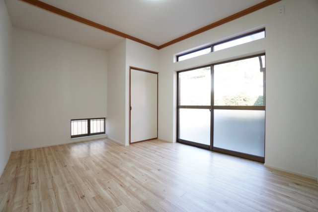 1階5.9帖洋室。元々和室だったお部屋の床を張替え、洋室に変更しました♪クロスも張り替えています！
