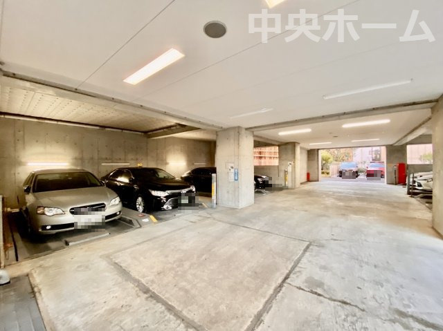 【敷地内駐車場】最新の空き状況や費用などの詳細は担当スタッフまでお問い合わせください。