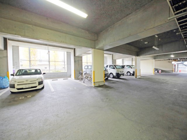 ■【Common　area　-　Parking　lot】こちらは駐車場になります。