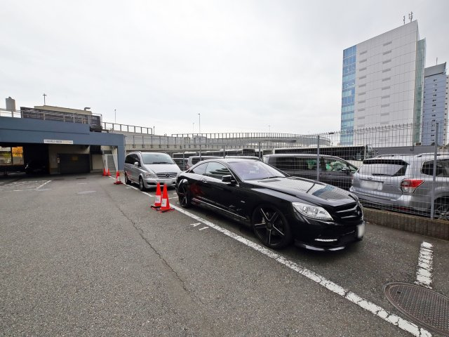 ■【Common　area　-　Parking　lot】こちらは駐車場になります。
